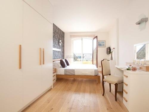 长方形卧室在室内可以使用镂空窗帘,文化墙,格子窗隔开自己需要的小