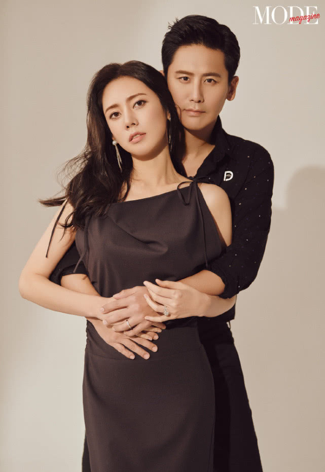 于晓光秋瓷炫夫妇合体拍大片,俩人全程抱一起大秀婚戒,恩爱十足