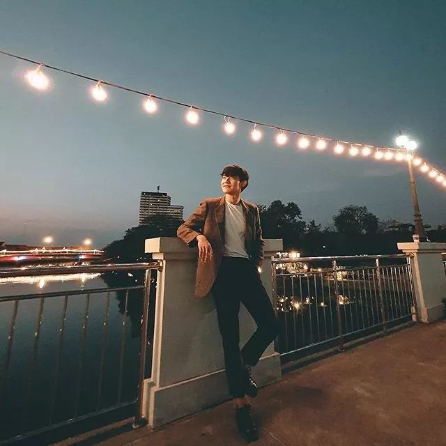 易烊千玺晒居家照被粉丝围观原来男生这些pose超酷