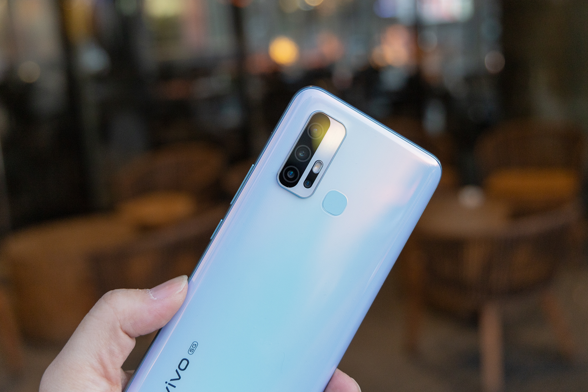 首先从手机正面来看,vivo z6有着时下最为流行的全面屏设计,屏占比