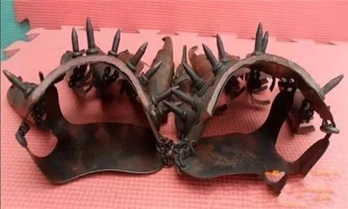 农村男子山洞内捡到古董铁手套, 鉴定后得知真相直冒冷汗