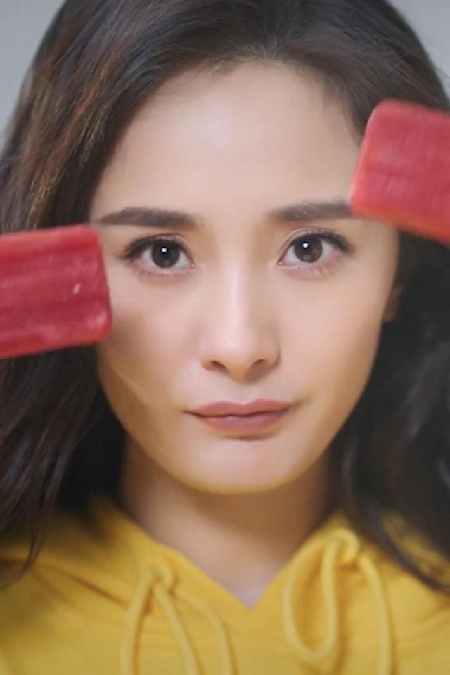 杨幂最新视频,全程假笑脸垮中带着一丝肿胀,最灵的眼睛都垮了