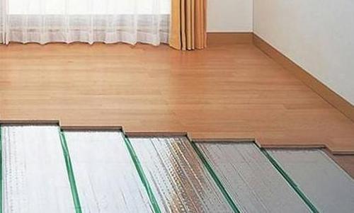 头次见有人装修这样铺木地板至少能省一半人工费懊悔没早发觉