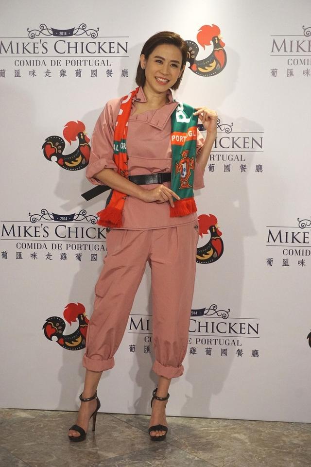 49岁宣萱驻颜有术不显老,穿粉色休闲套装配波波头亮相,洋气减龄