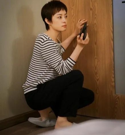 《安家》中，孙俪扮演的房似锦经常拿一把长杆黑伞，是何用意？