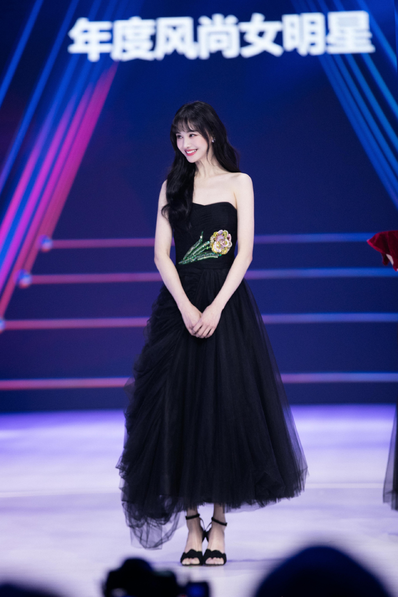 胖一点更美了郑爽摆脱纸片身材穿粉色卫衣配紧身裤时尚有气质