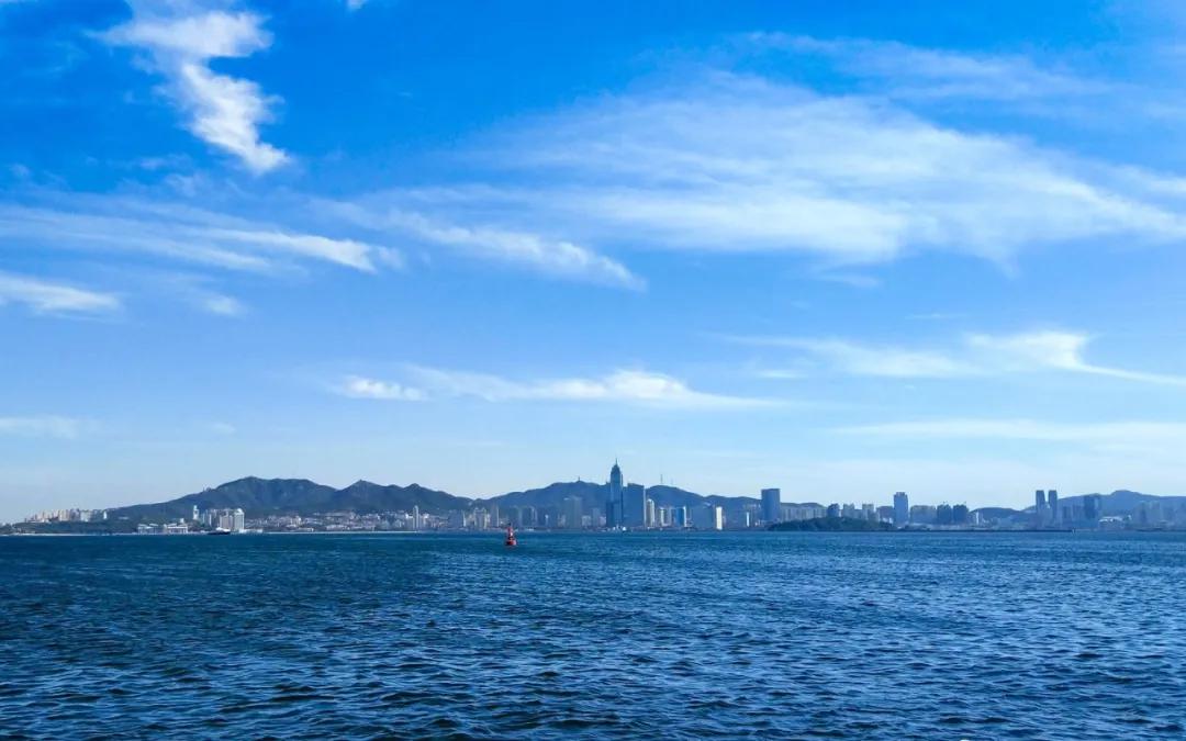 海浪翻涌鱼帆穿梭,群鸥翔集蓝色的世界里就是洗涤心灵的色彩在烟台