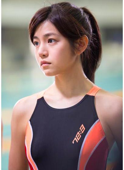 陈晓老婆超自信陈妍希昔日素颜去游泳趴泳池边不惧镜头