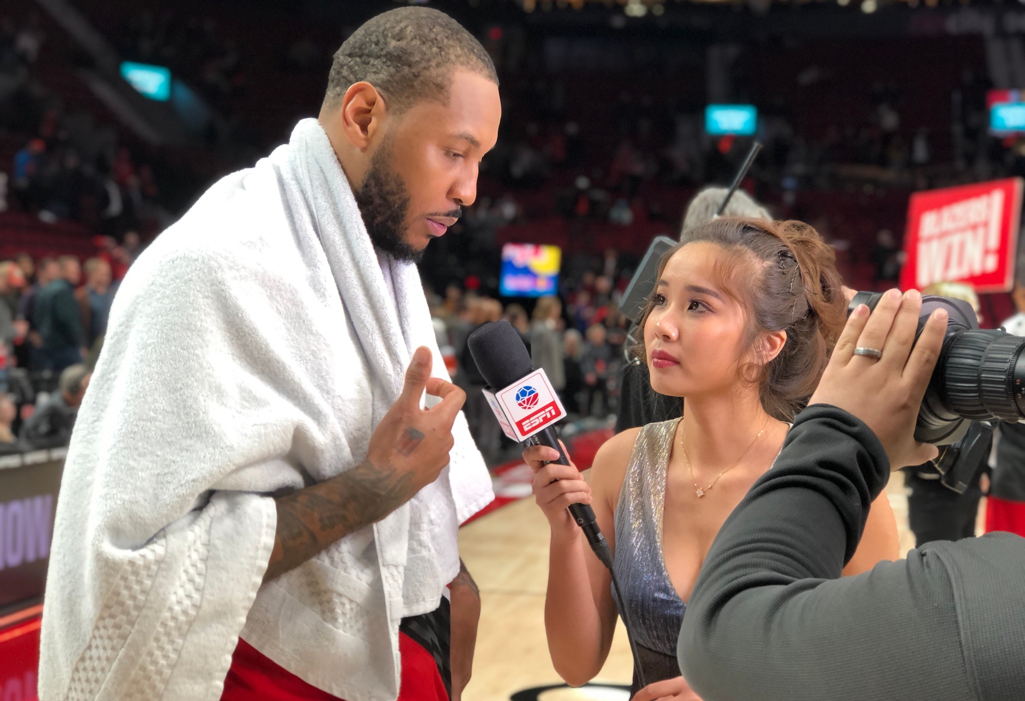NBA国内女记者走红,姓氏很稀有,颜值尽显东方女性美!|女记者|姓氏|走红_新浪新闻