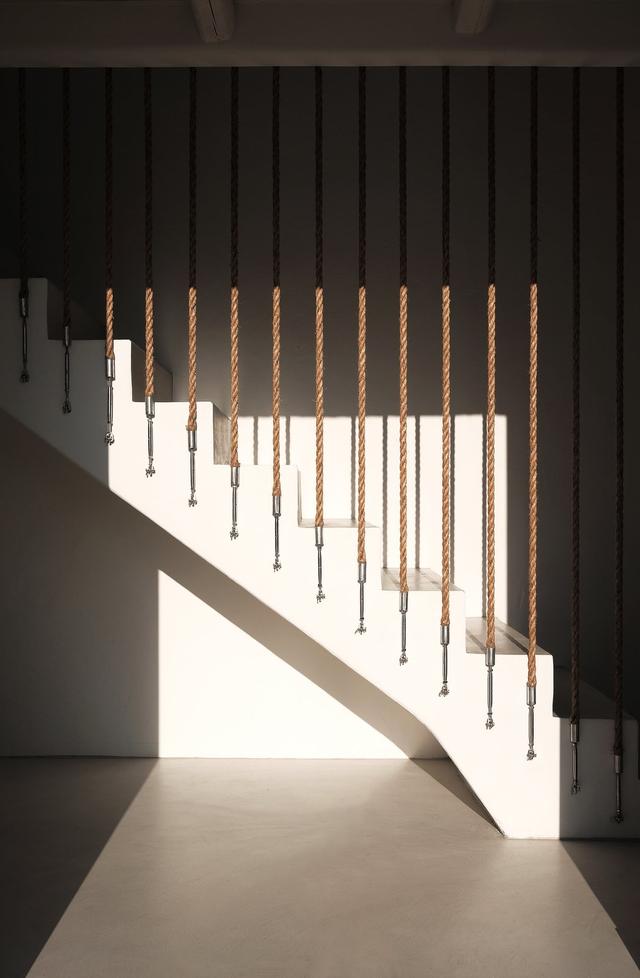 用绳子当扶手在楼梯上拉线比实木好看多了安装简单也省钱