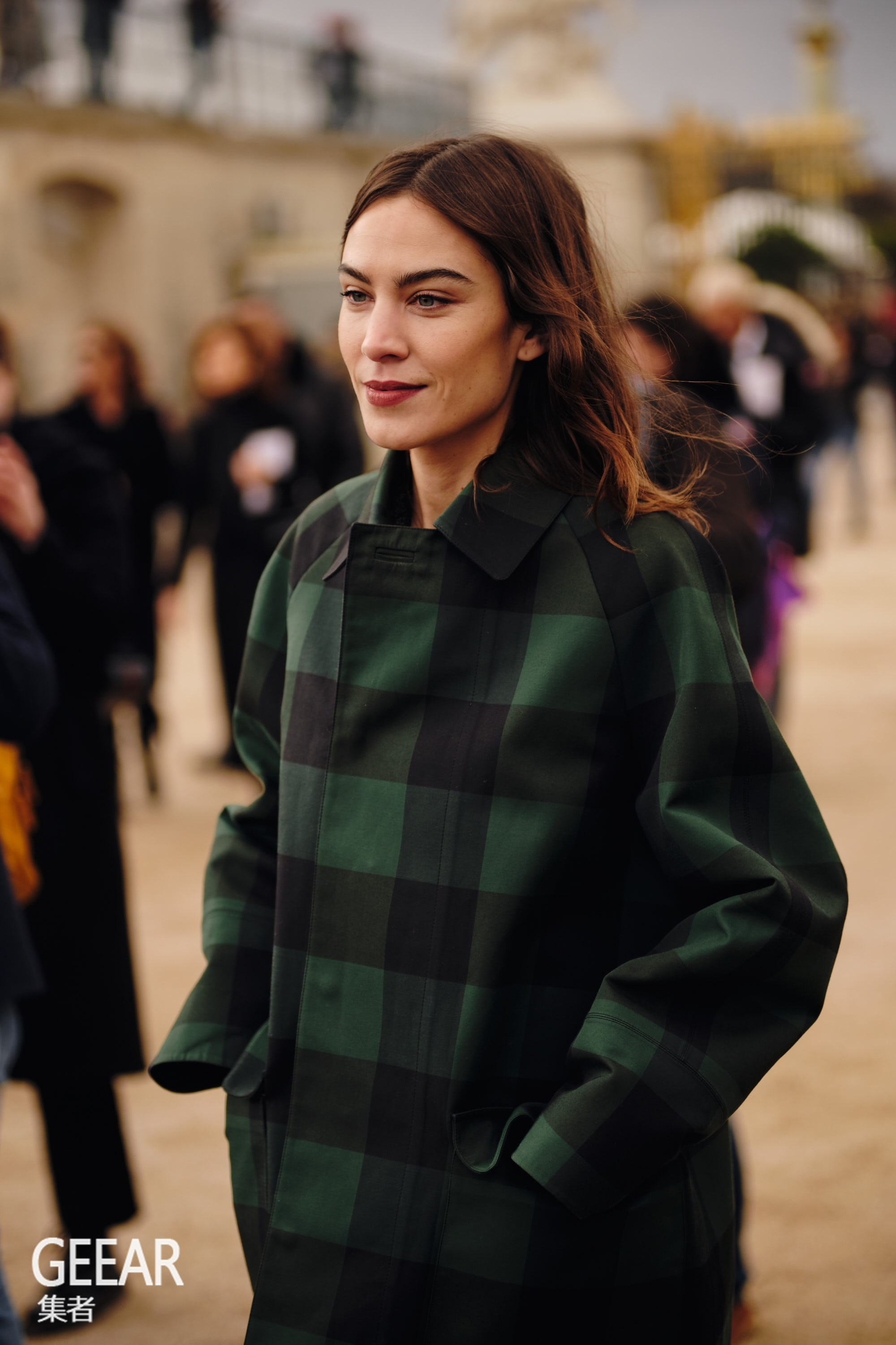 巴黎时装周的精彩街拍,或许你能从中找到许多搭配灵感!