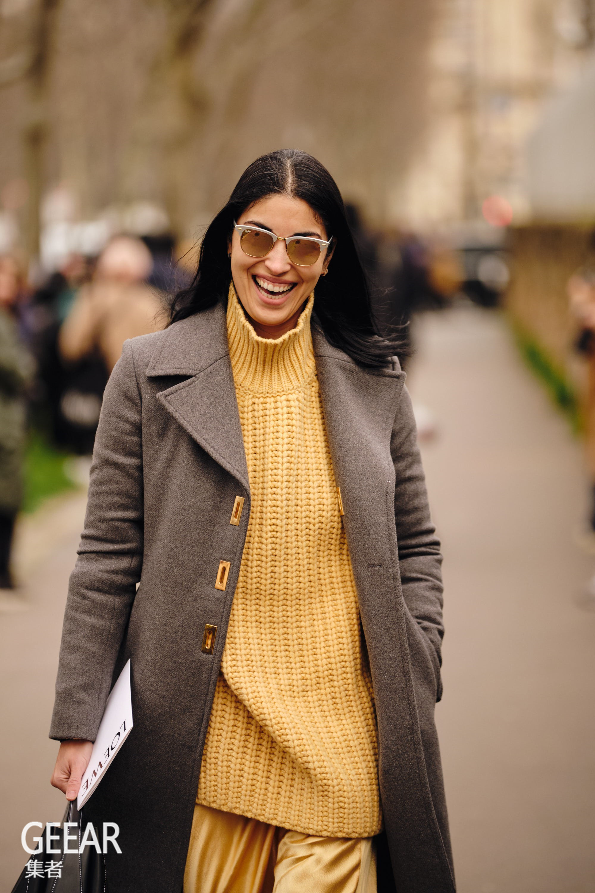 巴黎时装周的精彩街拍,或许你能从中找到许多搭配灵感!