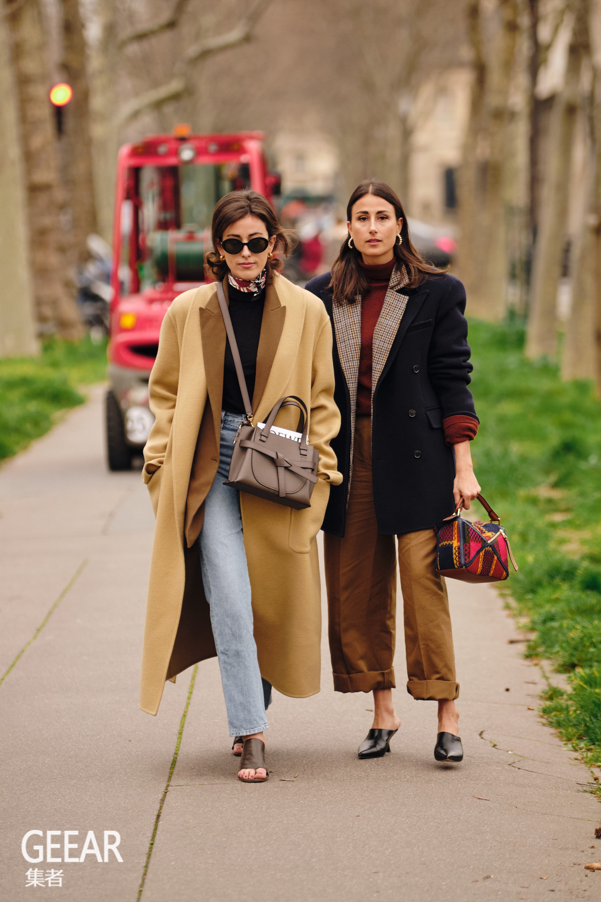 巴黎时装周的精彩街拍,或许你能从中找到许多搭配灵感!