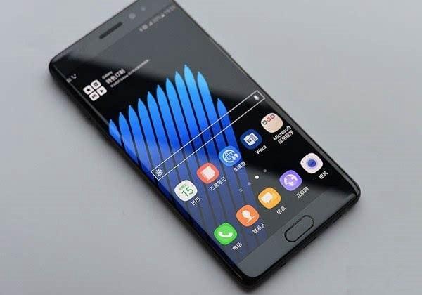 与传统手机显示屏相比,oled确实有更多的优势,首先是更省电,因为它