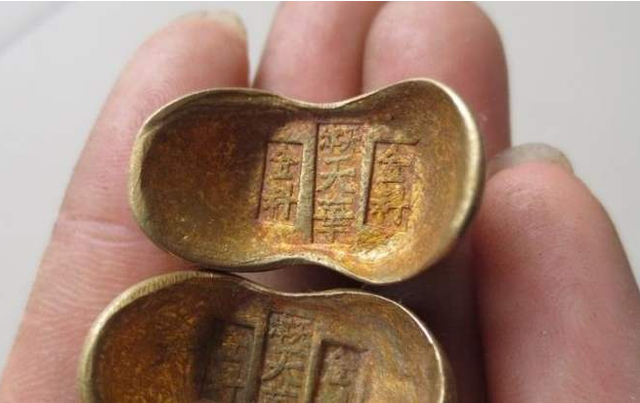 河南老农挖水渠,意外挖出一枚金元宝,20年后专家退回:感谢贡献