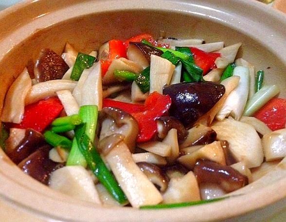 1:食材有香菇,平菇,白玉菇,杏鲍菇,小葱,蒜子,青红椒.