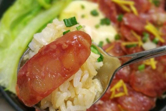 腊肠新做法既是饭又是菜口感丰富越吃越过瘾全家抢着吃