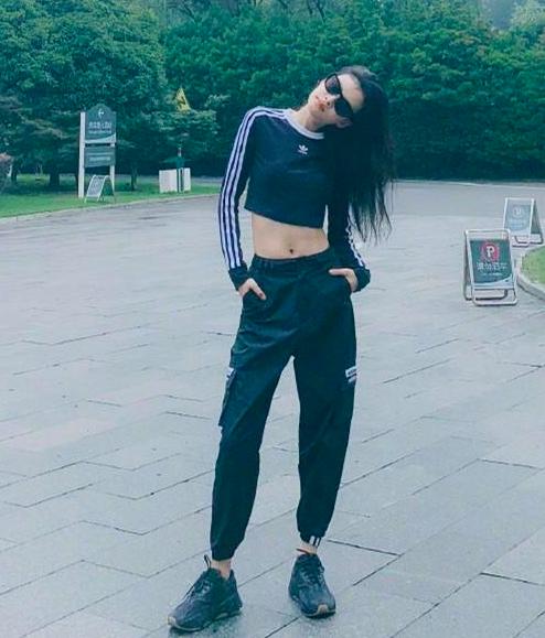 董子健老婆超酷孙怡晨起健身还戴墨镜甩头发不忘手插裤袋