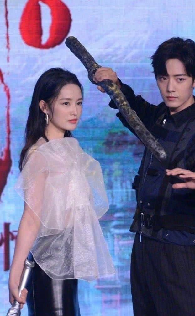 李沁的直线腿厉害了,跟1米83的肖战同框,这腿也毫不逊色