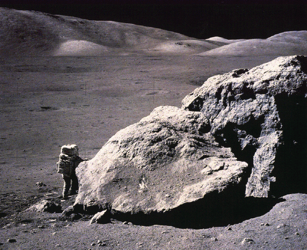 月球是如何形成的,阿波罗飞船登月后,专家根据月岩给出一个答案