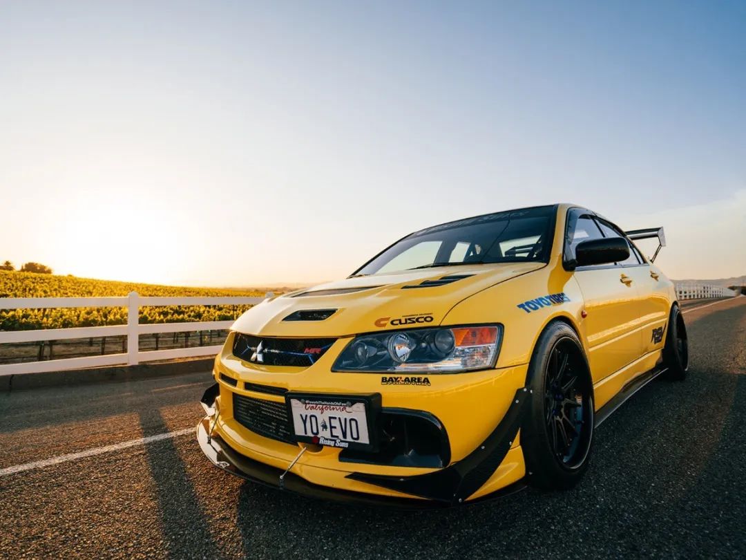 evo最早为世人所知是代表三菱出征拉力赛,并且统治赛场多年.