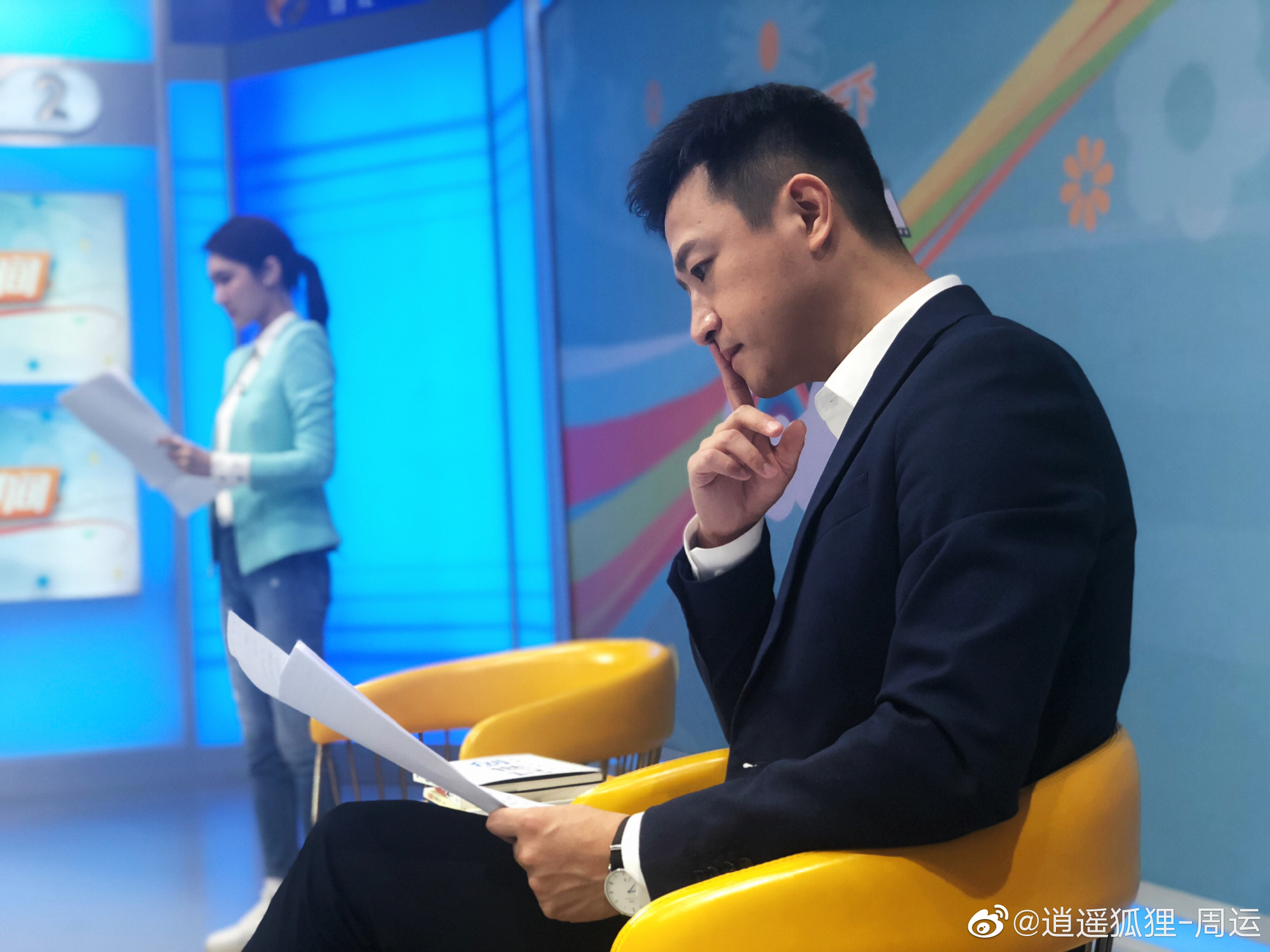 央视财经主播周运直播一个半小时,评论区排队八卦爱情故事的亮了