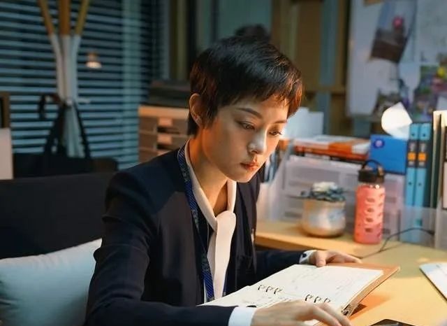 《安家》中，孙俪扮演的房似锦经常拿一把长杆黑伞，是何用意？