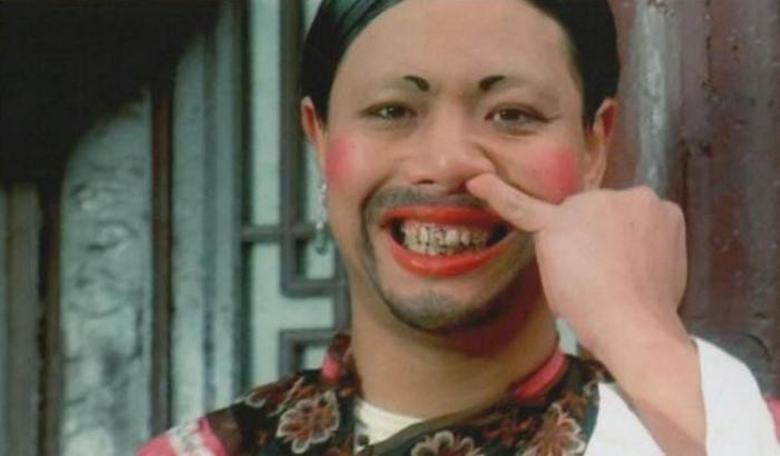 为什么照相时觉得自己“丑到发慌”,照镜子时却觉得自己很好看?