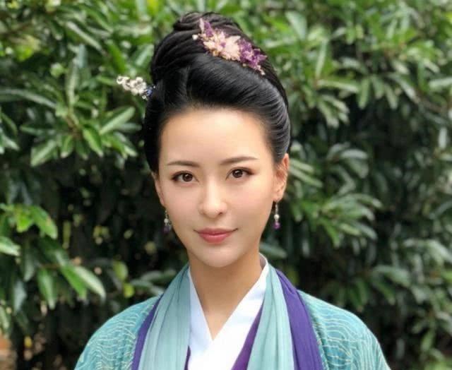 她曾经在《三生三世》中跑龙套,如今凭借《陈情令》成功翻身.