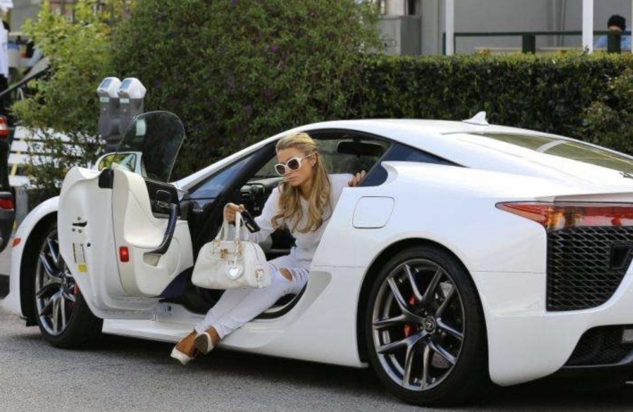 有品位的土豪们上! 帕丽斯·希尔顿出售雷克萨斯lfa