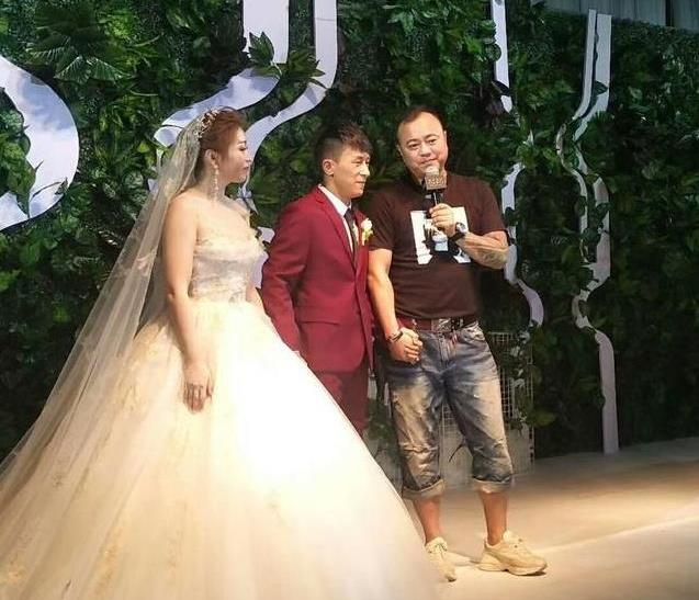 貌不扬却娶美女演员,如今婚姻生活很幸福|赵本山|弟子|小品_新浪新闻