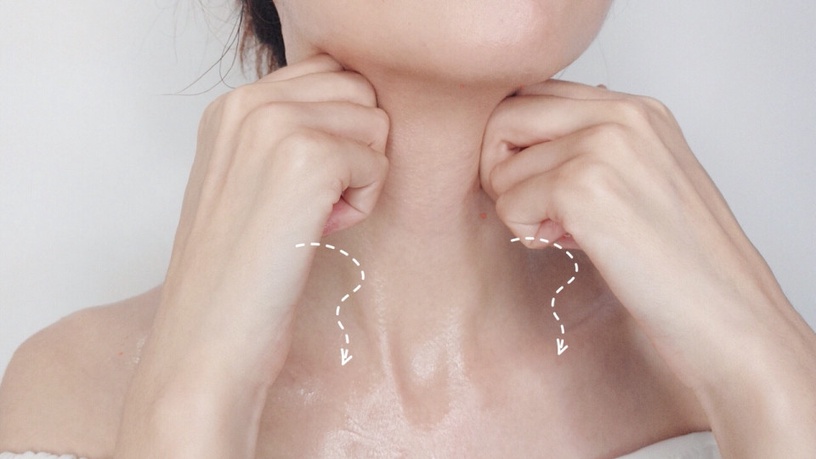 「颈纹按摩」重点与技巧!帮助淡化颈纹