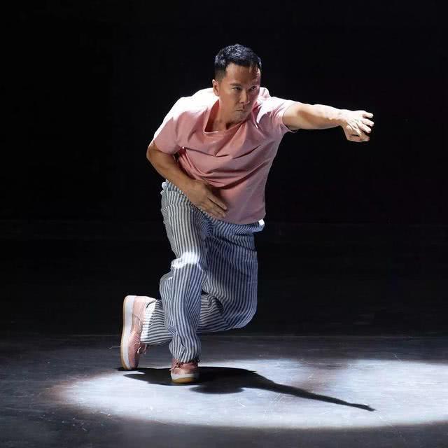 甄子丹一家为陈冠希女儿庆生alaia在爸爸怀里翘二郎腿好优雅