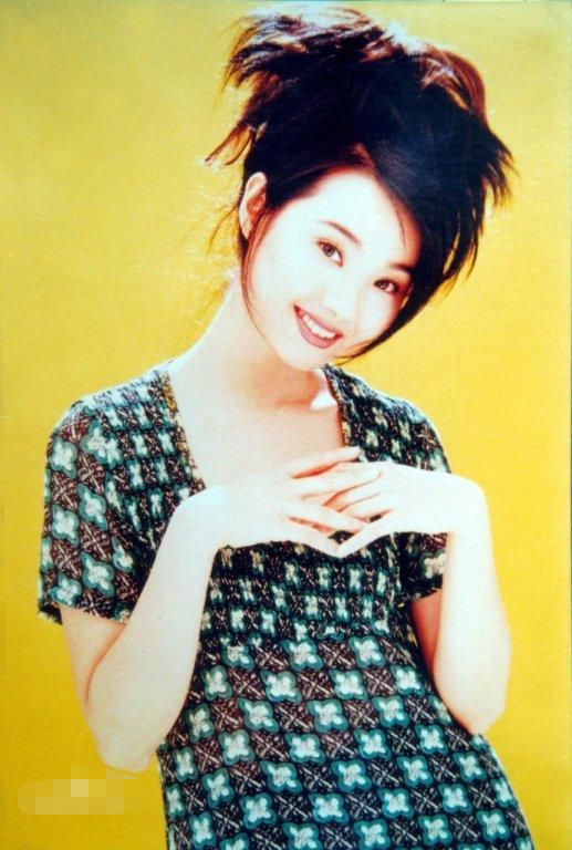 许秋怡与张智霖合唱《现代爱情故事》而走红,他们合唱搭档的很默契