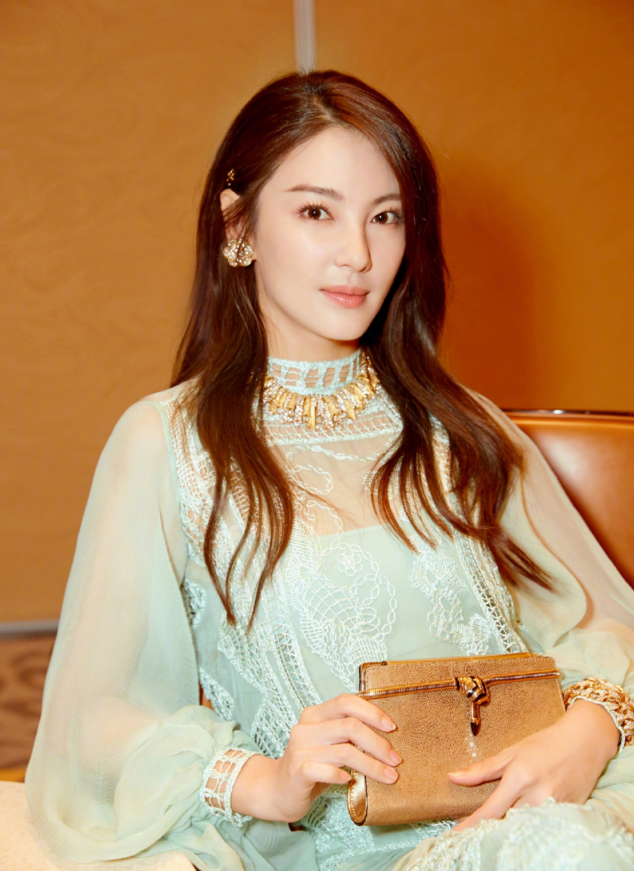 张雨绮丰满又敢穿,一袭金色皮裙穿出s型曲线,这多肉身材太招摇