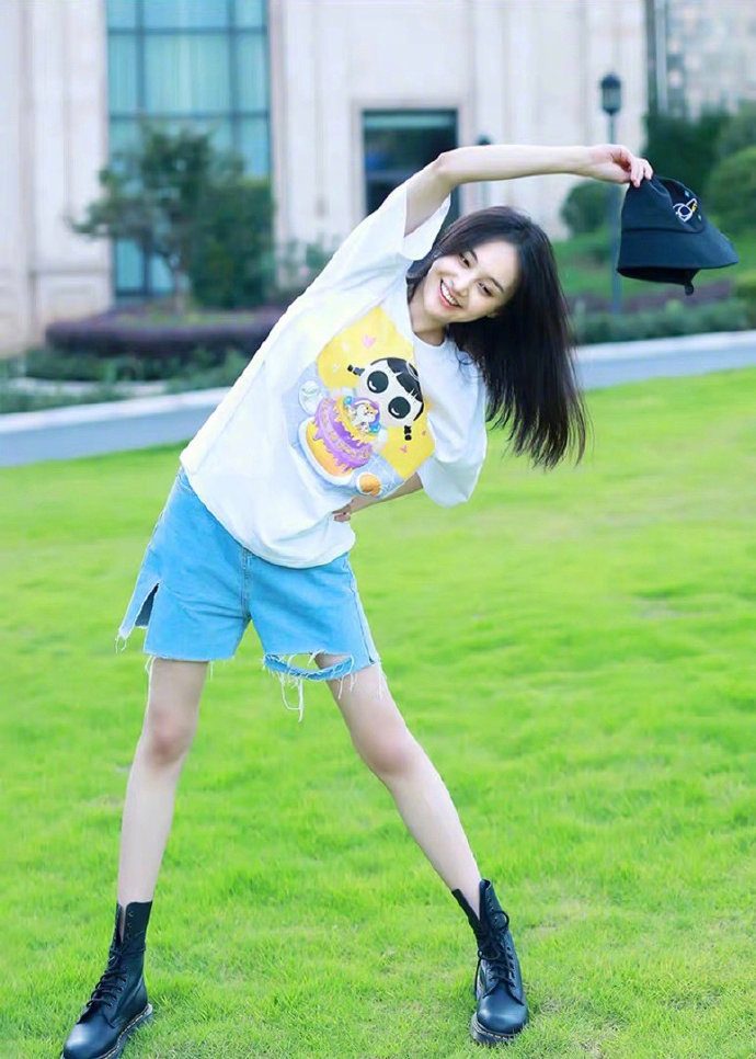 胖一点更美了郑爽摆脱纸片身材穿粉色卫衣配紧身裤时尚有气质