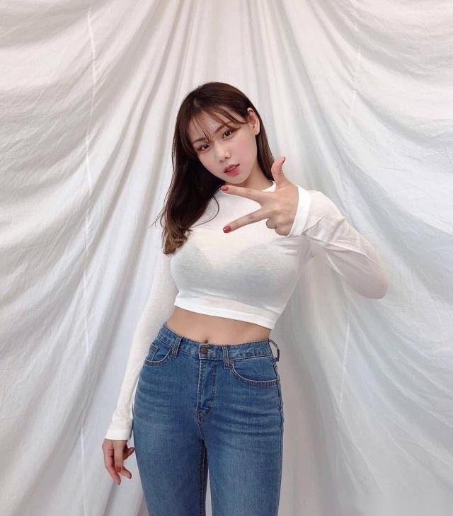 微胖长发女神火了穿白色修身衫搭配紧身牛仔裤肉感体态遮不住