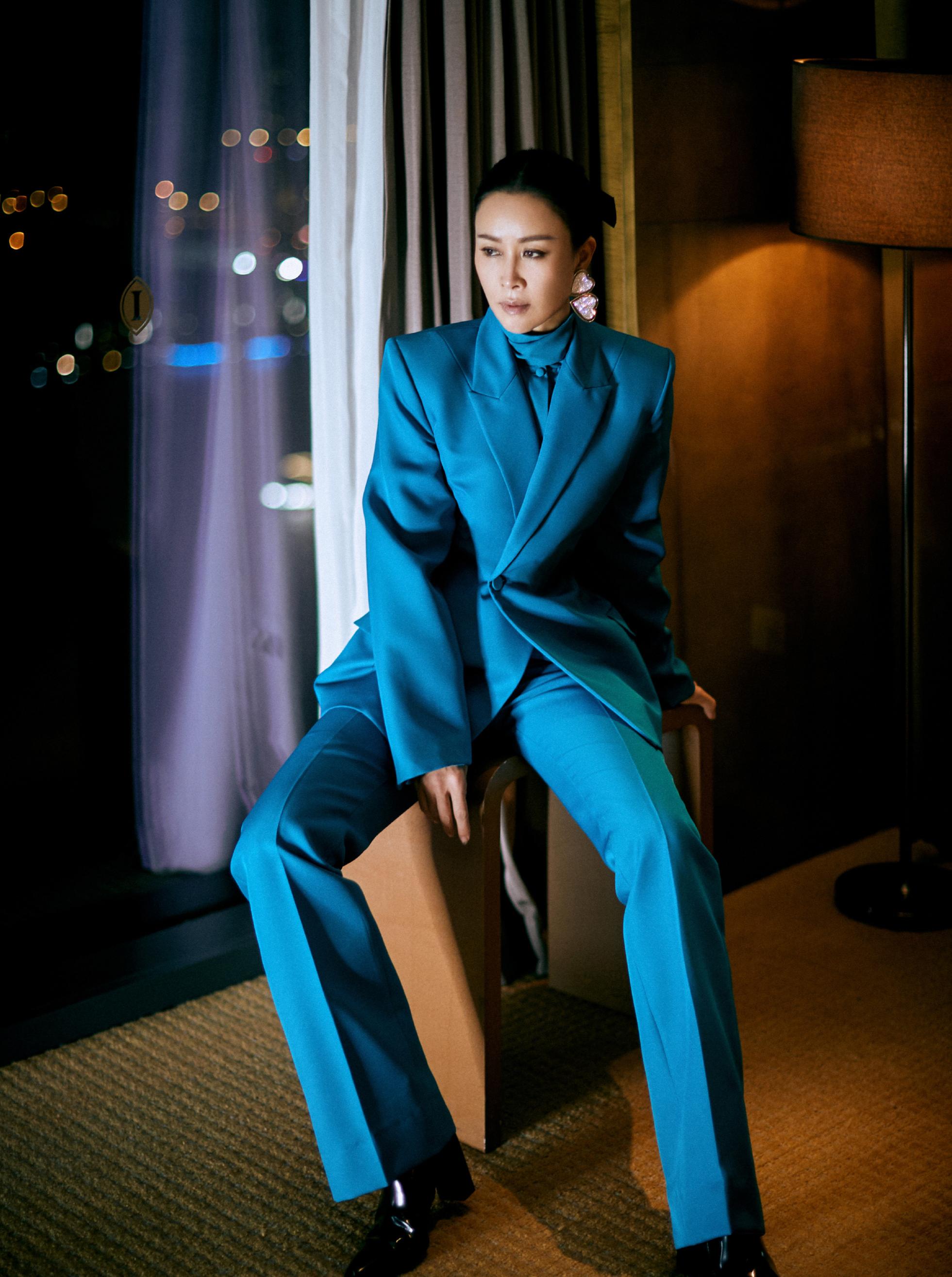 那英紧跟穿搭潮流尝试男友风和下衣失踪性感又不失英气