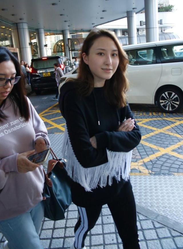 赌王最宅的女儿罕见外出,逛街半小时就要回家,穿衣打扮很随意|何超云