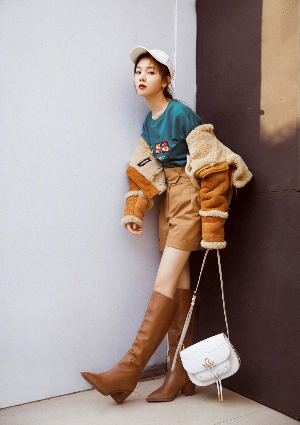 《无心法师2》中她反串男生,今穿拼接外套配短裤,甜美不失帅气