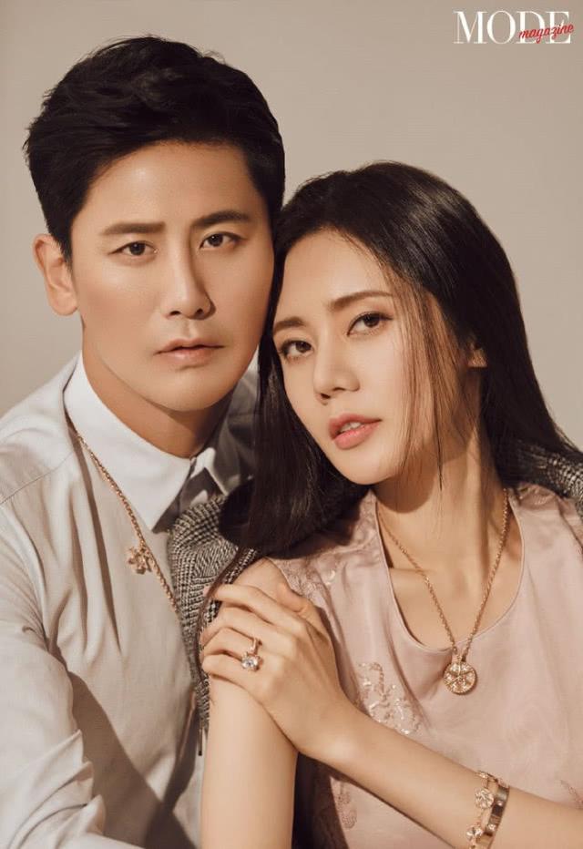 于晓光秋瓷炫夫妇合体拍大片,俩人全程抱一起大秀婚戒,恩爱十足