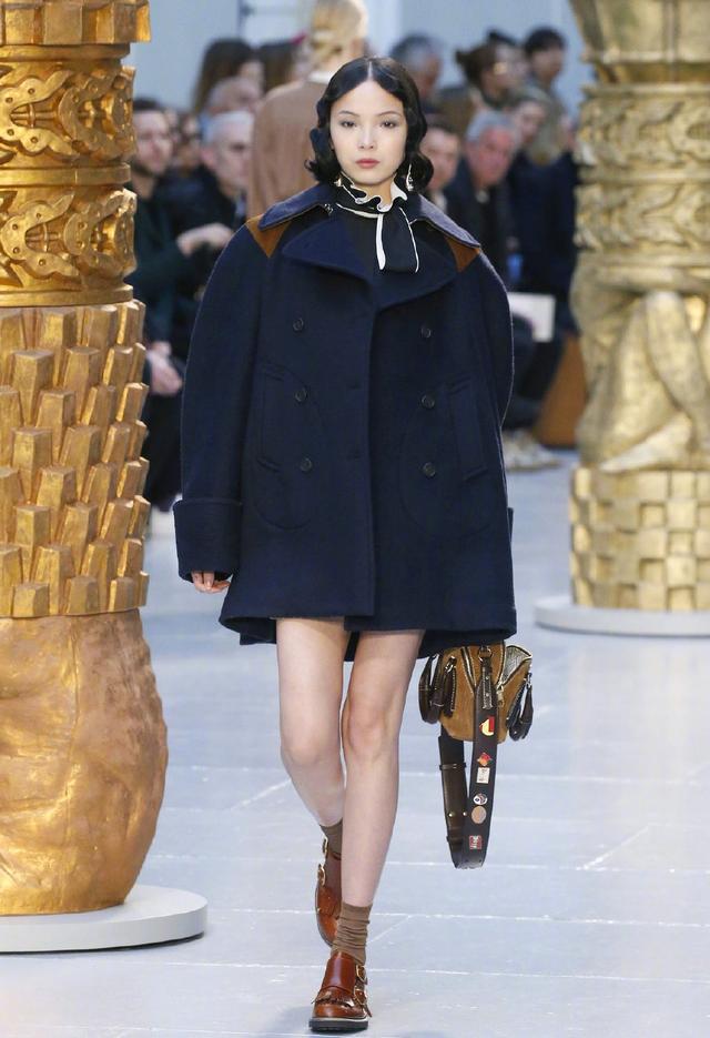 雎晓雯穿廓形大衣秀美腿,配复古短发被怒赞:不愧是