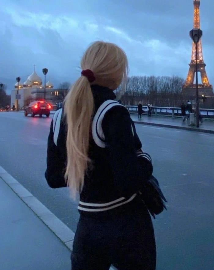 朴彩英晒出生活照简约的穿搭时髦又好看女孩看了都喜欢呢