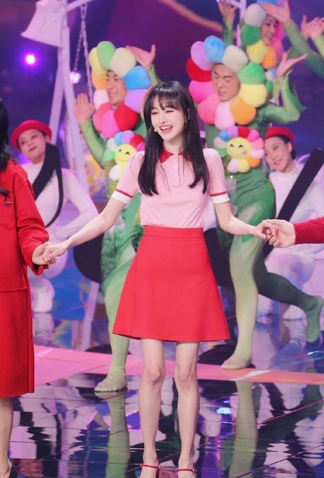 胖一点更美了郑爽摆脱纸片身材穿粉色卫衣配紧身裤时尚有气质