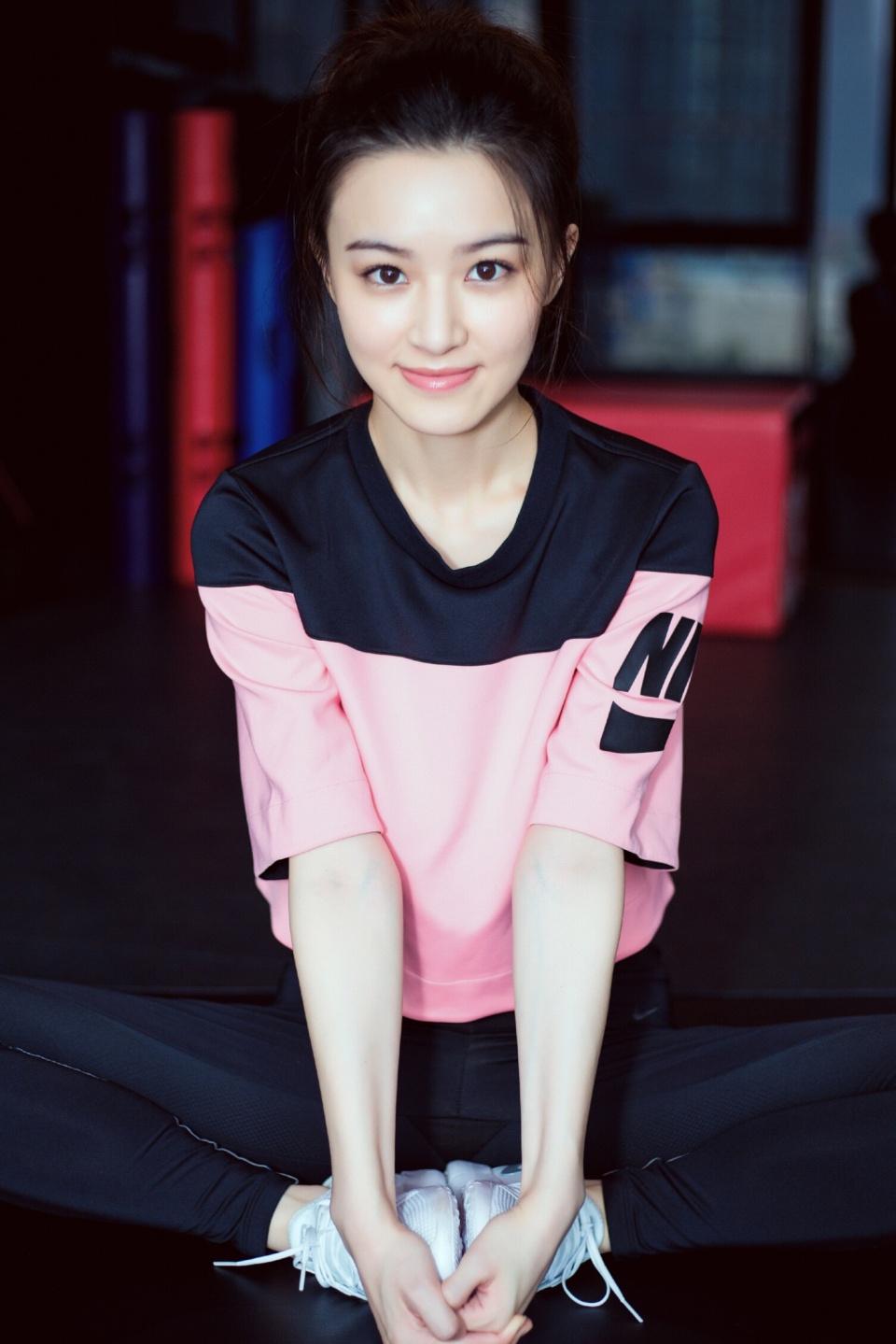 梁婧娴若隐若现的微笑之下带着一丝丝的高冷优雅