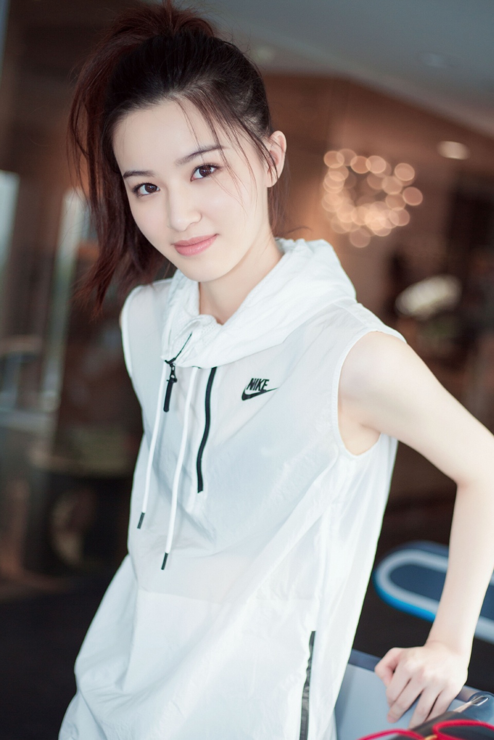 梁婧娴若隐若现的微笑之下带着一丝丝的高冷优雅