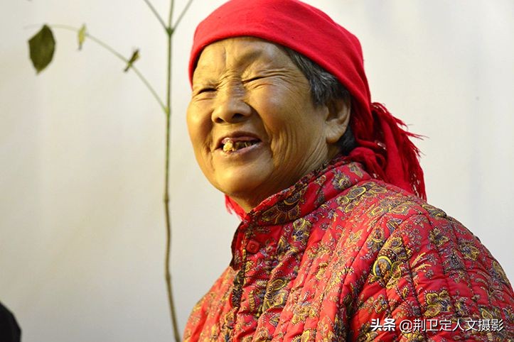 7旬农村大娘看病不花钱也不住院,原因让人发笑,咋回事