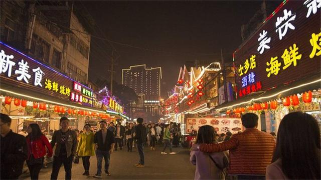 广西的一条美食街一到夜晚就像过年一样里面美食应有尽有