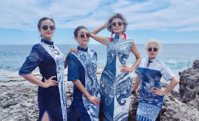 旗袍奶奶团火了晚年也可以更精彩65岁穿中国风依旧摇曳生姿