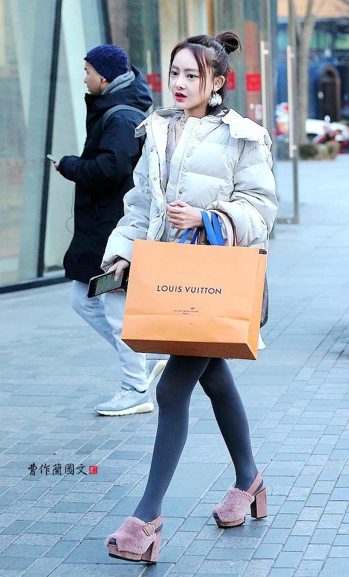 街拍:一个巧用购物提袋的时尚美女